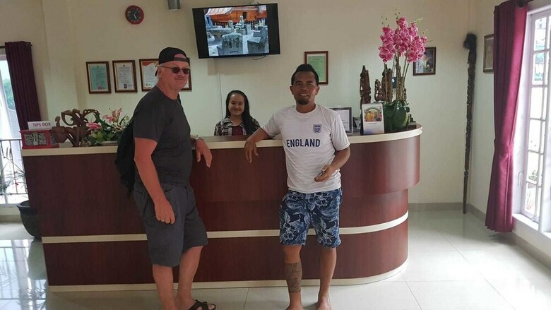 Zo�?s Paradise Waterfront Hotel