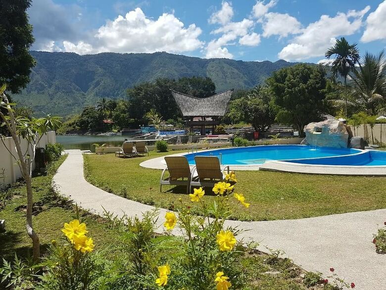 Zo�?s Paradise Waterfront Hotel