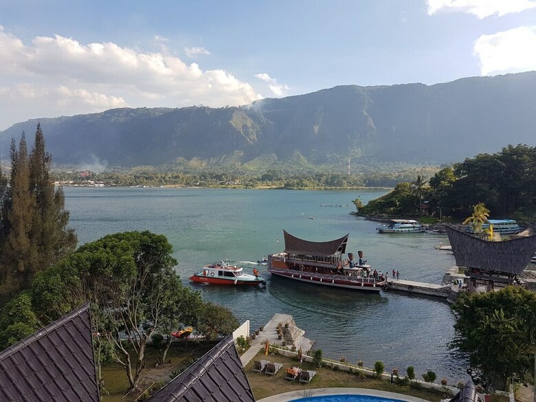 Zo�?s Paradise Waterfront Hotel