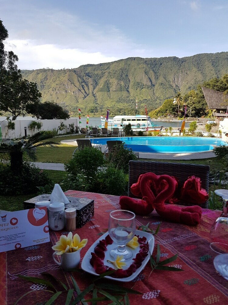 Zo�?s Paradise Waterfront Hotel