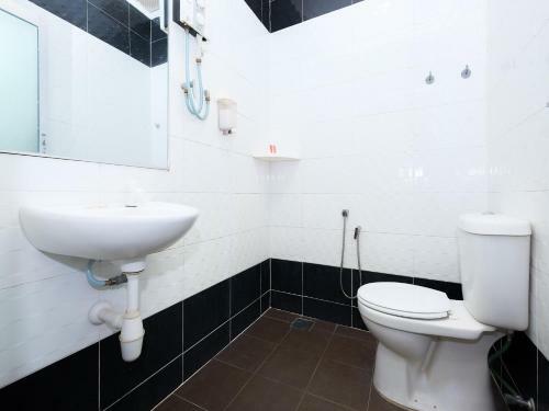 Hostal Oyo 89493 Q Hotel