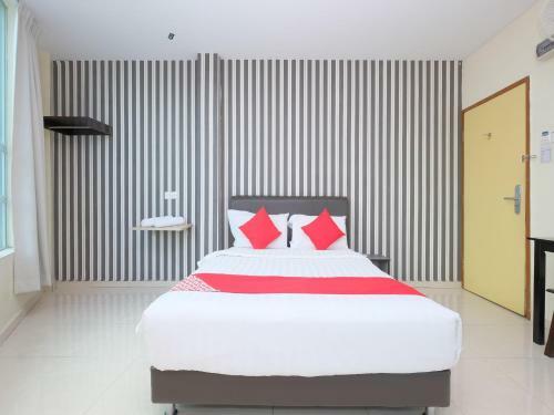 Hostal Oyo 89493 Q Hotel