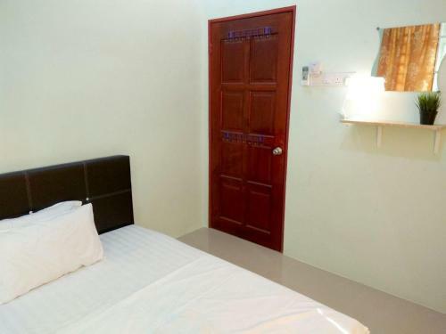 Hostal Anggun Beach Guest House