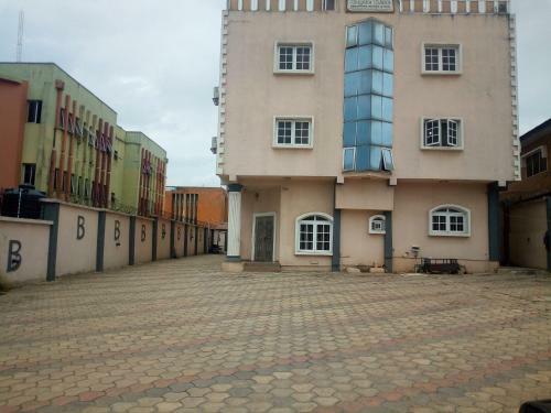 Hotel Bayse One Executive Suites And Bar