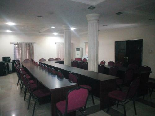 Hotel Bayse One Executive Suites And Bar
