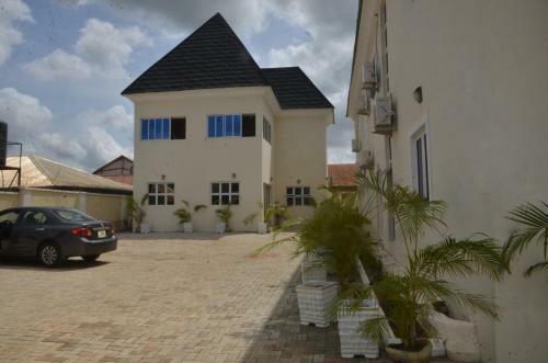 Graceland Hotel And Suites, Nyanyan