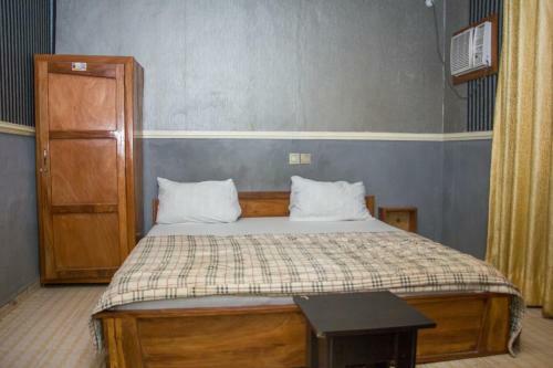 Duckland Hotel And Suites