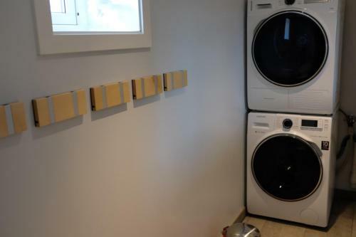 Spacious And Modern Apartment. �rland