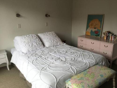 Sunny, Stylish & 2 Minutes From The Beach