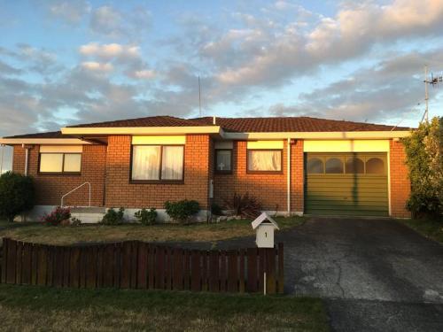 Sunny, Stylish & 2 Minutes From The Beach