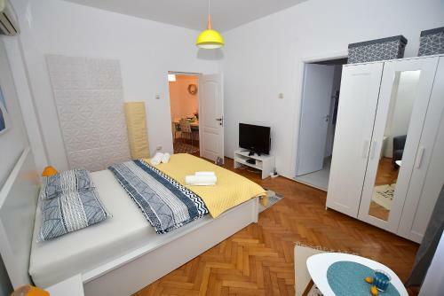 Sweet Story Central Apartment