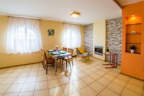 Rent-?????? Apartment On Dekabristov 116