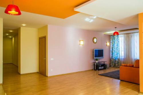 Rent-?????? Apartment On Dekabristov 116