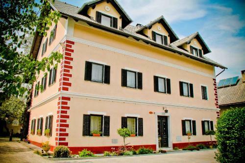 Hostal Tourist Farm Tominc