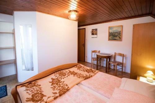 Hostal Apartments Pri Urhu