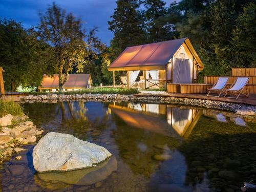 Chateau Ram?ak, Vineyard Glamping Resort