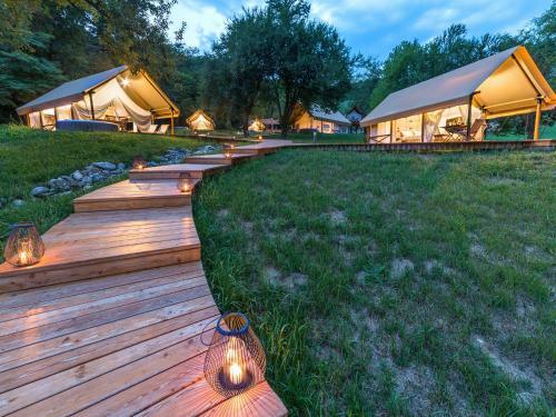 Chateau Ram?ak, Vineyard Glamping Resort