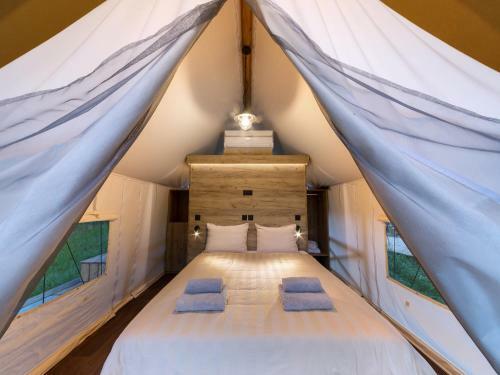 Chateau Ram?ak, Vineyard Glamping Resort
