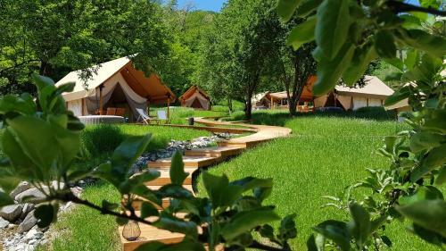 Chateau Ram?ak, Vineyard Glamping Resort