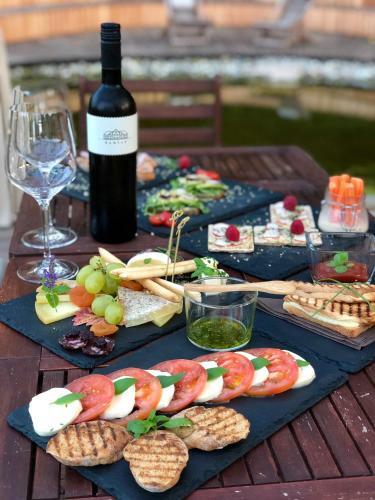 Chateau Ram?ak, Vineyard Glamping Resort
