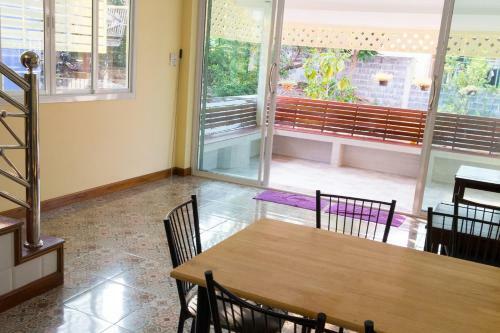 Hostal Rak Ban Kerd House