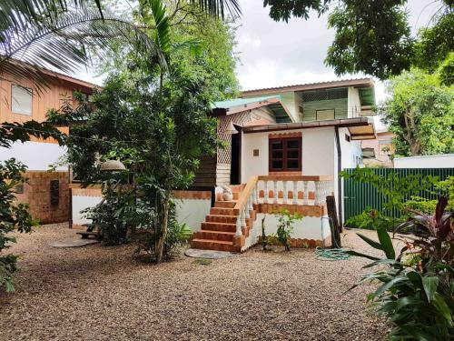 Hostal Mut Mee Garden Guest House