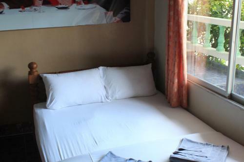 Hostal Baan Talay Guesthouse