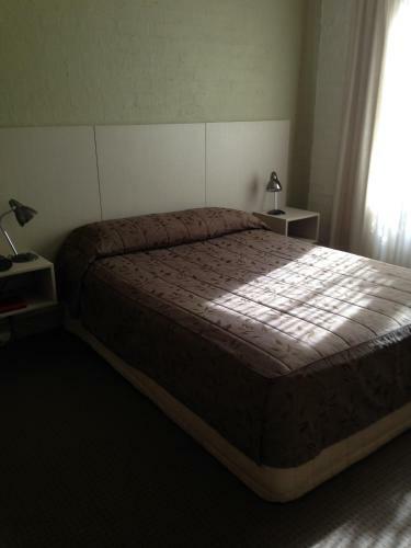 Francis Phillip Motor Inn And The Lodge