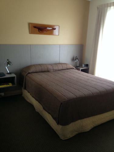 Francis Phillip Motor Inn And The Lodge