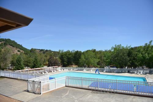 Morgan Hill Camping Resort Cottage 5