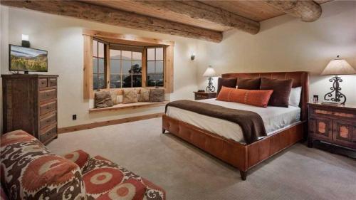 Panorama Lodge North: Luxury Log Home With Hot Tub, Elevator, Views (5br)