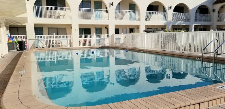 Hotel Redington Surf Resort