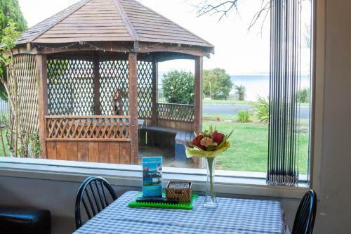 Jack & Di's Lakefront Motel