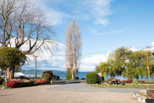 Jack & Di's Lakefront Motel