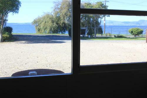 Jack & Di's Lakefront Motel