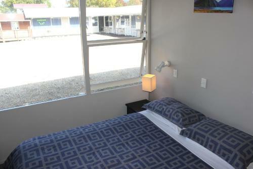 Jack & Di's Lakefront Motel