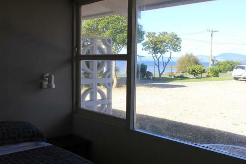 Jack & Di's Lakefront Motel