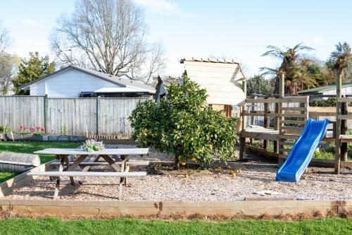 Jack & Di's Lakefront Motel