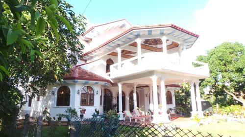 Hostal Rico Shadow Guest House & Restaurant