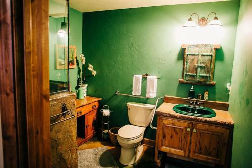 Bed & Breakfast Talus Rock Retreat