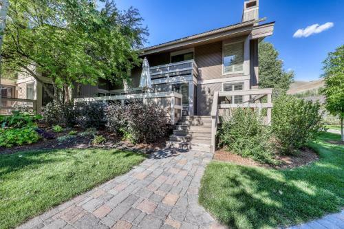 New Villager Retreat With Baldy Views