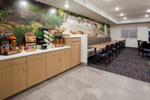 Grandstay Hotel & Suites