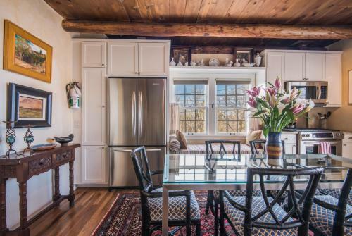 1 Bedroom - 5 Min. Walk To Canyon Rd. - El Caminito