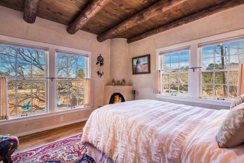 1 Bedroom - 5 Min. Walk To Canyon Rd. - El Caminito