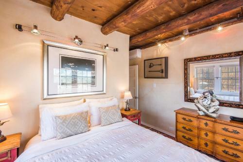 1 Bedroom - 5 Min. Walk To Canyon Rd. - El Caminito