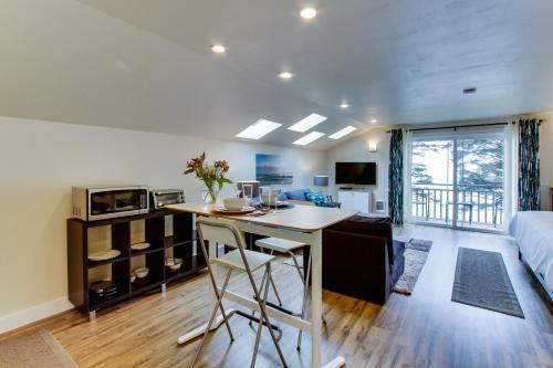 Oregon House Unit #2 The Carriage House