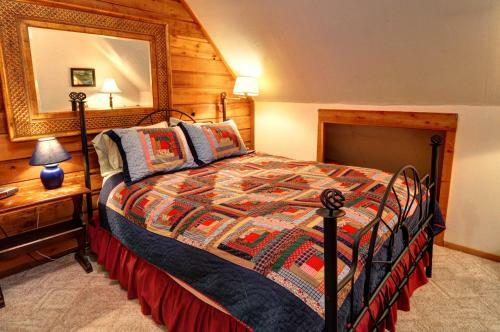 Henry Creek Cabin Two-bedroom Chalet