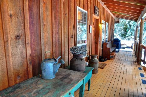 Henry Creek Cabin Two-bedroom Chalet