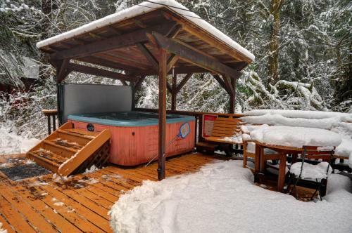 Henry Creek Cabin Two-bedroom Chalet