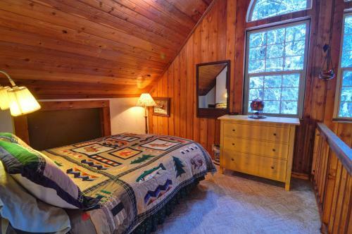 Henry Creek Cabin Two-bedroom Chalet